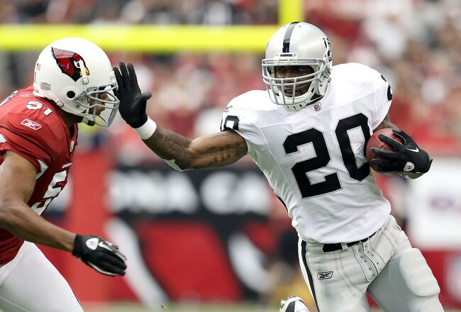 GLENDALE, AZ - SEPTEMBER 26:  Runningback Darren McFadden #20 of the Oakland Raiders rushes the football past Paris Lenon #51 of the Arizona Cardinals during the first quarter of the NFL game at the University of Phoenix Stadium on September 26, 2010 in Glendale, Arizona. The Cardinals defeated the Raiders 24-23.  (Photo by Christian Petersen/Getty Images)
