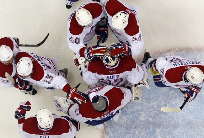 UNIONDALE, NY - OCTOBER 29:  The Montreal Canadiens congratulate goaltender Alex Auld #35 following his 3-1 victory over the New York Islanders at the Nassau Coliseum on October 29, 2010 in Uniondale, New York.  (Photo by Bruce Bennett/Getty Images)