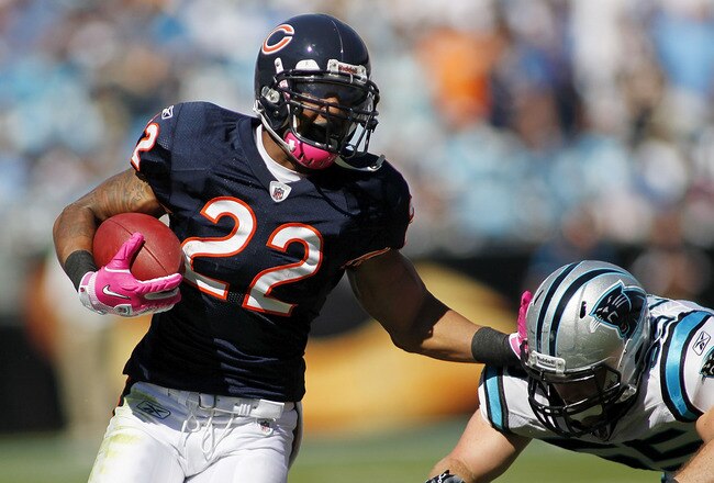 CHARLOTTE, NC - OCTOBER 10: Running back Matt Forte #22 of the Chicago Bears runs past linebacker Dan Connor #55 of the Carolina Panthers at Bank of America Stadium on October 10, 2010 in Charlotte, North Carolina. (Photo by Geoff Burke/Getty Images)