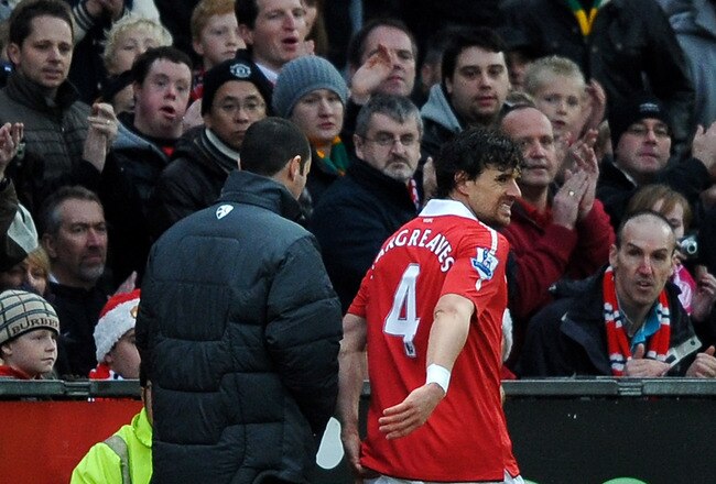 MANCHESTER, ENGLAND - NOVEMBER 06:  Owen Hargreaves of Manchester United leaves the pitch with an injury during the Barclays Premier League match between Manchester United and Wolverhampton Wanderers at Old Trafford on November 6, 2010 in Manchester, England.  (Photo by Laurence Griffiths/Getty Images)