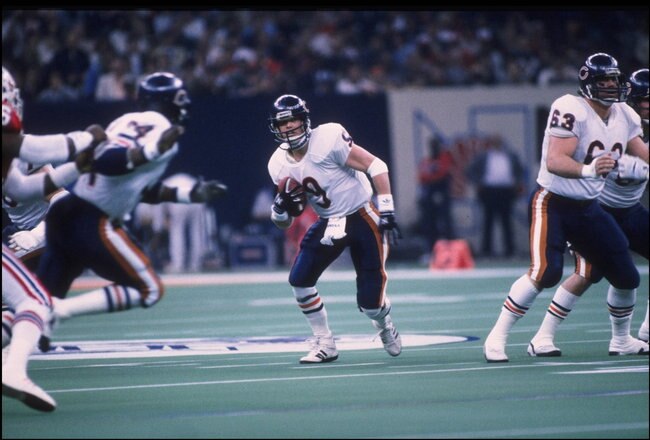 26 Jan 1986: Quarterback Jim McMahon #9 of the Chicago Bears decides to keep the ball and run against the New England Patriots during Superbowl XX at the Louisiana Superdome in New Orleans, Louisiana. The Bears defeated the Patriots 46-10.