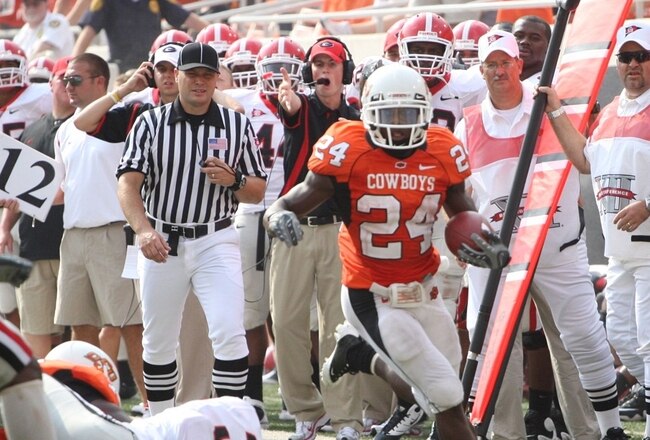 STILLWATER, OK - SEPTEMBER 5:  Running back Kendall Hunter #24 of the Oklahoma State Cowboys rushes for a nine yards during the third quarter of the game against the Georgia Bulldogs at Boone Pickens Stadium on September 5, 2009 in Stillwater, Oklahoma. (Photo by Christian Petersen/Getty Images)