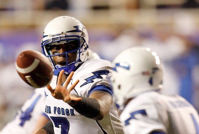 FORT WORTH, TX - OCTOBER 23:  Quarterback Tim Jefferson Jr. #7 of the Air Force Falcons pitches the ball to a receiver against the TCU Horned Frogs at Amon G. Carter Stadium on October 23, 2010 in Fort Worth, Texas.  (Photo by Tom Pennington/Getty Images)