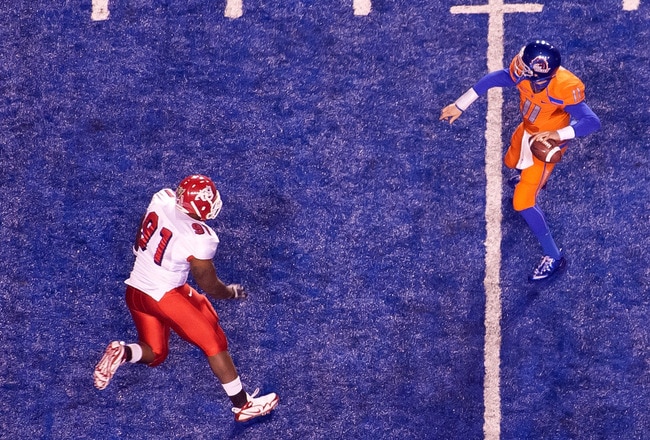 BOISE, ID - NOVEMBER 19:  Kellen Moore #11 of the Boise State Broncos throws a long pass over Anthony Williams #91 of the Fresno State Bulldogs at Bronco Stadium on November 19, 2010 in Boise, Idaho.  (Photo by Otto Kitsinger III/Getty Images)