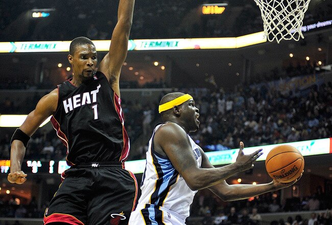 MEMPHIS, TN - NOVEMBER 20:  Zach Randolph #50 of the Memphis Grizzlies drives past Chris Bosh #1 of the Miami Heat at FedExForum on November 20, 2010 in Memphis, Tennessee. The Grizzlies won 97-95.  NOTE TO USER: User expressly acknowledges and agrees that, by downloading and or using this photograph, User is consenting to the terms and conditions of the Getty Images License Agreement. Mandatory Copyright Notice: Copyright 2010 NBAE  (Photo by Grant Halverson/Getty Images)