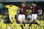 CASTELLO DE LA PLANA, SPAIN - APRIL 25: Alexander Hleb (R) of Arsenal tackles Roman Riquelme of Villarreal during the UEFA Champions League semi-final, second leg match between Arsenal and Villarreal at the Madrigal stadium on April 25, 2006 in Villarreal, Spain.  (Photo by Denis Doyle/Getty Images)