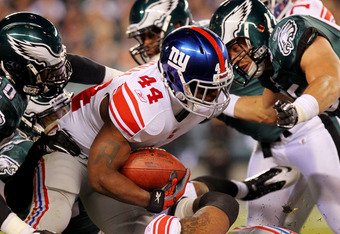 PHILADELPHIA - NOVEMBER 21:  Ahmad Bradshaw #44 of the New York Giants runs with the ball against Ernie Sims #50 and Stewart Bradley #55 of the Philadelphia Eagles at Lincoln Financial Field on November 21, 2010 in Philadelphia, Pennsylvania.  (Photo by Nick Laham/Getty Images)