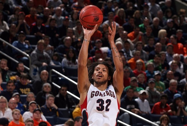 BUFFALO, NY - MARCH 19:   Steven Gray #32 of the Gonzaga Bulldogs shoots against the Florida State Seminoles during the first round of the 2010 NCAA men's basketball tournament at HSBC Arena on March 19, 2010 in Buffalo, New York.  (Photo by Rick Stewart/Getty Images)