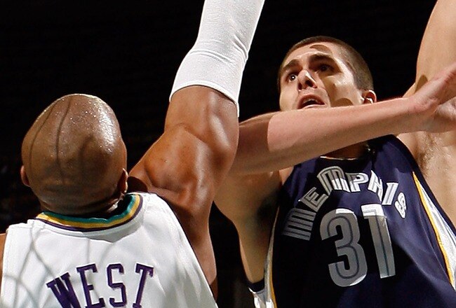 NEW ORLEANS - DECEMBER 07:  Darko Milicic #31 of the Memphis Grizzlies makes a shot over David West #30 of the New Orleans Hornets on December 7, 2007 at the New Orleans Arena in New Orleans, Louisiana.  The Hornets defeated the Grizzlies 118-116.    NOTE TO USER: User expressly acknowledges and agrees that, by downloading and/or using this Photograph, user is consenting to the terms and conditions of the Getty Images License Agreement.  (Photo by Chris Graythen/Getty Images)
