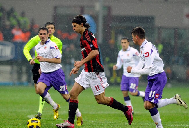 MILAN, ITALY - NOVEMBER 20:  Zlatan Ibrahimovic of AC Milan in action during the Serie A match between Milan and Fiorentina at Stadio Giuseppe Meazza on November 20, 2010 in Milan, Italy.  (Photo by Claudio Villa/Getty Images)