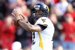 LOUISVILLE, KY - NOVEMBER 20:  Geno Smith#12 of the West Virginia Mountaineers throws a pass during the Big East Conference game against the Louisville Cardinals at Papa John's Cardinal Stadium on November 20, 2010 in Louisville, Kentucky.  (Photo by Andy Lyons/Getty Images)