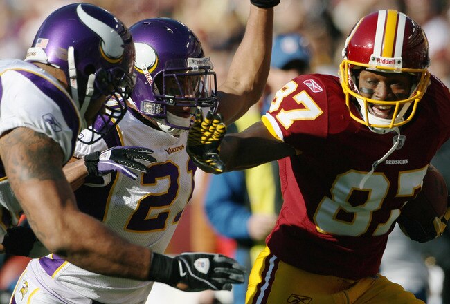 LANDOVER, MD - NOVEMBER 28:   Wide receiver Roydell Williams #87 of the Washington Redskins picks up yards after a catch against the Minnesota Vikings at FedExField November 28, 2010 in Landover, Maryland. (Photo by Win McNamee/Getty Images)