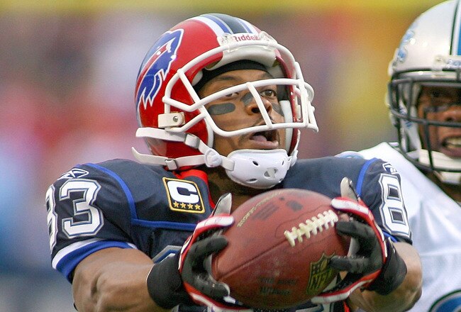 ORCHARD PARK, NY - NOVEMBER 14: Lee Evans #83  of the Buffalo Bills makes a finger tip catch against Chris Houston #23 of the Detroit Lions at Ralph Wilson Stadium on November 14, 2010 in Orchard Park, New York.  (Photo by Rick Stewart/Getty Images)