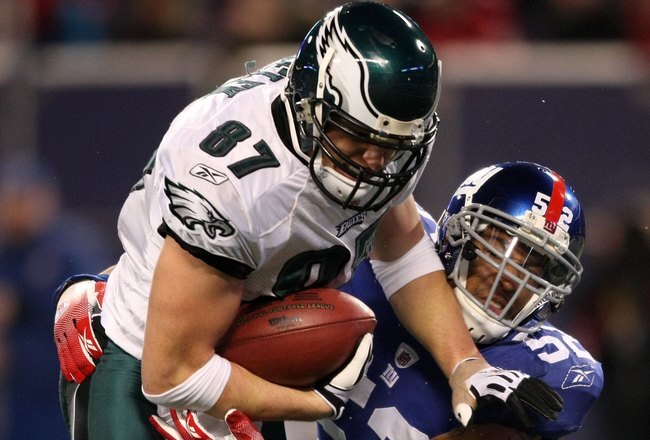 EAST RUTHERFORD, NJ - DECEMBER 13:  Michael Boley #52 of the New York Giants looks to tackle Brent Celek #87 of the Philadelphia Eagles at Giants Stadium on December 13, 2009 in East Rutherford, New Jersey.  (Photo by Nick Laham/Getty Images)