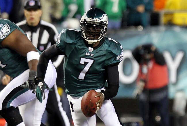PHILADELPHIA - NOVEMBER 21:  Michael Vick #7 of the Philadelphia Eagles runs with the ball against the New York Giants at Lincoln Financial Field on November 21, 2010 in Philadelphia, Pennsylvania.  (Photo by Nick Laham/Getty Images)