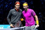 LONDON, ENGLAND - NOVEMBER 28:  Roger Federer of Switzerland (L) and Rafael Nadal of Spain (R) pose on court before their men's final during the ATP World Tour Finals at O2 Arena on November 28, 2010 in London, England.  (Photo by Julian Finney/Getty Images)