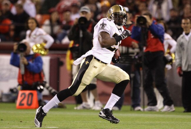 SAN FRANCISCO - SEPTEMBER 20:  Reggie Bush #25 of the New Orleans Saints in action during their game against the San Francisco 49ers at Candlestick Park on September 20, 2010 in San Francisco, California.  (Photo by Ezra Shaw/Getty Images)