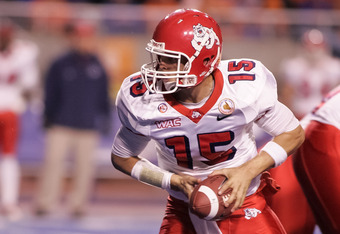 BOISE, ID - NOVEMBER 19:  Ryan Colburn #15 of the Fresno State Bulldogs looks for the handoff against the Boise State Broncos at Bronco Stadium on November 19, 2010 in Boise, Idaho.  (Photo by Otto Kitsinger III/Getty Images)