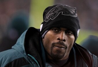 PHILADELPHIA, PA - DECEMBER 02:  Michael Vick #7 of the Philadelphia Eagles looks on against the Houston Texans at Lincoln Financial Field on December 2, 2010 in Philadelphia, Pennsylvania.  (Photo by Al Bello/Getty Images)