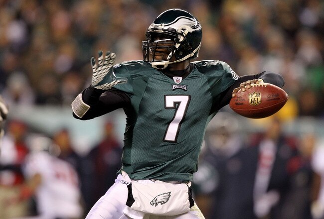 PHILADELPHIA, PA - DECEMBER 02:  Michael Vick #7 of the Philadelphia Eagles throws a pass against the Houston Texans at Lincoln Financial Field on December 2, 2010 in Philadelphia, Pennsylvania.  (Photo by Al Bello/Getty Images)