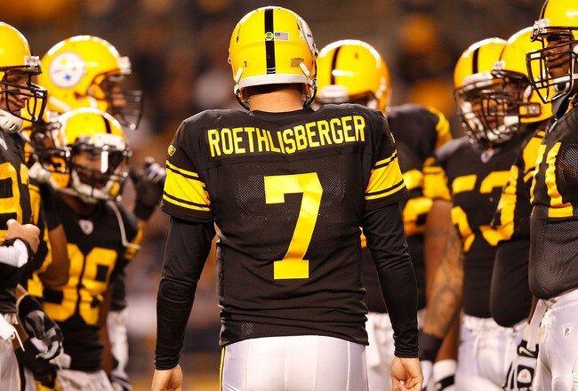 PITTSBURGH, PA - NOVEMBER 14:  Ben Roethlisberger #7 of the Pittsburgh Steelers walks into the huddle during the game against the New England Patriots on November 14, 2010 at Heinz Field in Pittsburgh, Pennsylvania.  (Photo by Jared Wickerham/Getty Images)