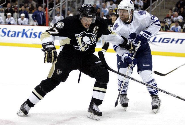 PITTSBURGH, PA - DECEMBER 08:  Sidney Crosby #87 of the Pittsburgh Penguins handles the puck in his feet against Phil Kessel #81 of the Toronto Maple Leafs at Consol Energy Center on December 8, 2010 in Pittsburgh, Pennsylvania.  (Photo by Justin K. Aller/Getty Images)