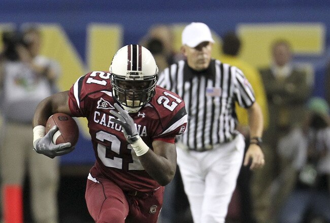 ATLANTA - DECEMBER 4:  Running back Marcus Lattimore #21 of the South Carolina Gamecocks runs with the ball during the 2010 SEC Championship against the Auburn Tigers at Georgia Dome on December 4, 2010 in Atlanta, Georgia. (Photo by Mike Zarrilli/Getty Images)