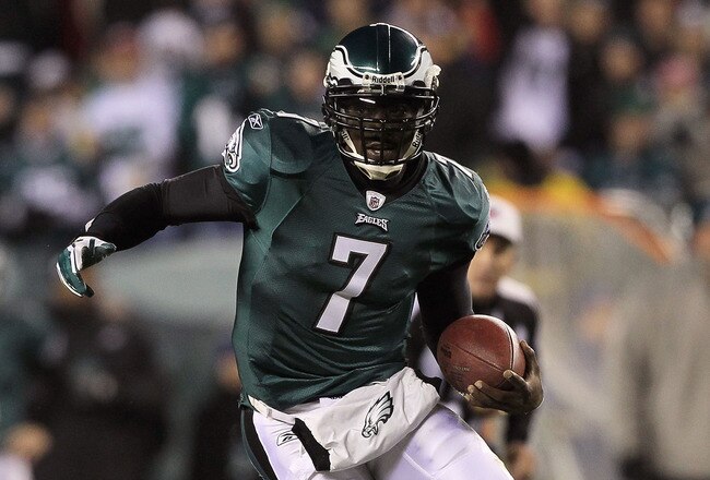 PHILADELPHIA, PA - DECEMBER 02:  Michael Vick #7 of the Philadelphia Eagles runs with the ball against the Houston Texans at Lincoln Financial Field on December 2, 2010 in Philadelphia, Pennsylvania.  (Photo by Jim McIsaac/Getty Images)