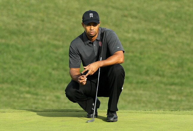 THOUSAND OAKS, CA - DECEMBER 3:  Tiger Woods surveys his putt on the 10th hole during round two of the Chevron World Challenge at Sherwood Country Club on December 3, 2010 in Thousand Oaks, California.  (Stephen Dunn/Getty Images)