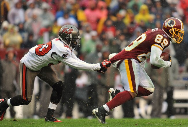 LANDOVER, MD - DECEMBER 12:  Santana Moss #89 of the Washington Redskins eludes Elbert Mack #33 of the Tampa Bay Buccaneers at FedExField on December 12, 2010 in Landover, Maryland. The Redskins lead the Buccaneers at the half 10-3. (Photo by Larry French/Getty Images)