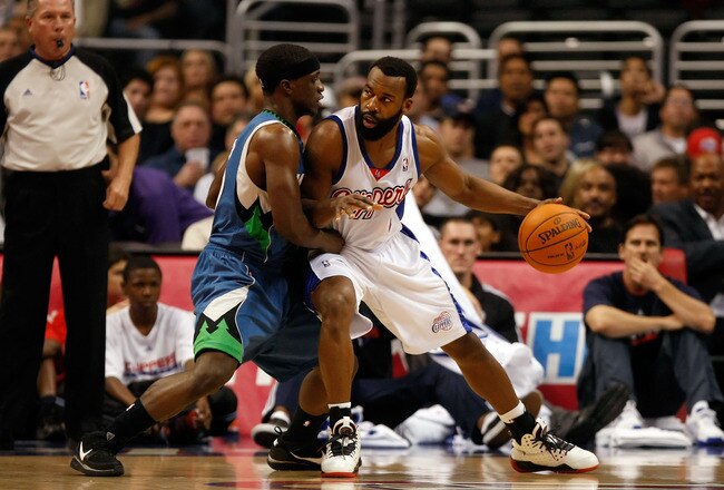 LOS ANGELES, CA - NOVEMBER 02:  Baron Davis #1 of the Los Angeles Clippers is defended by Jonny Flynn #10 of the Minnesota Timberwolves during the first half at Staples Center on November 2, 2009 in Los Angeles, California. NOTE TO USER: User expressly acknowledges and agrees that, by downloading and/or using this Photograph, user is consenting to the terms and conditions of the Getty Images License Agreement.  (Photo by Jeff Gross/Getty Images)