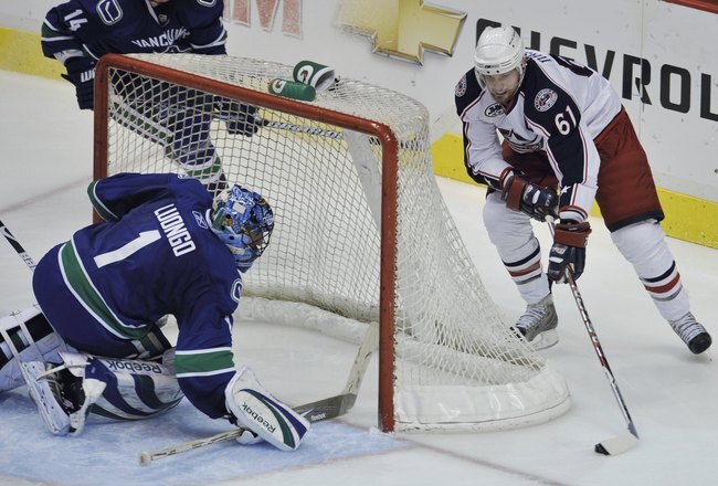 VANCOUVER, CANADA - MARCH 1:  Rick Nash #61 Columbus Blue Jackets carries the puck from behind the net to shoot on Roberto Luongo #1 of the Vancouver Canucks during their game at General Motors Place March 1, 2009 in Vancouver, Canada.   (Photo by Nick Didlick/Getty Images)