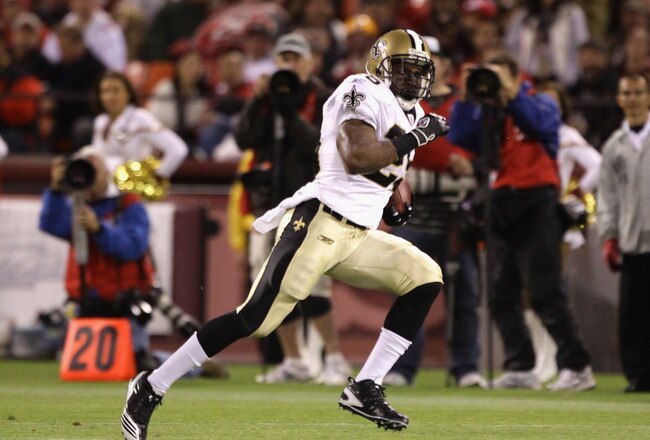 SAN FRANCISCO - SEPTEMBER 20:  Reggie Bush #25 of the New Orleans Saints in action during their game against the San Francisco 49ers at Candlestick Park on September 20, 2010 in San Francisco, California.  (Photo by Ezra Shaw/Getty Images)