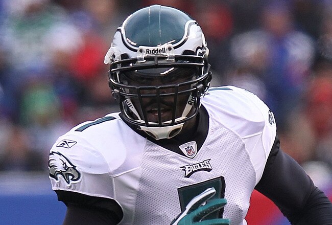 EAST RUTHERFORD, NJ - DECEMBER 19: Michael Vick #7 of the Philadelphia Eagles rushes against the New York Giants at New Meadowlands Stadium on December 19, 2010 in East Rutherford, New Jersey.  (Photo by Nick Laham/Getty Images)