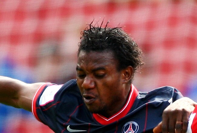LONDON, ENGLAND - AUGUST 02:  Jose Manuel Jurado of Athletico holds off the challenges from Stephane Sessegnon (L) and Jeremy Clement (R) of PSG during the Emirates Cup match between Athletico Madrid and Paris Saint-Germain at the Emirates Stadium on August 2, 2009 in London, England.  (Photo by Phil Cole/Getty Images)