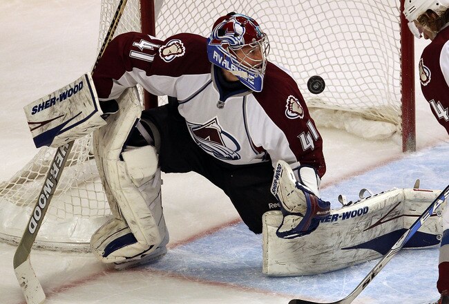 CHICAGO, IL - DECEMBER 15: Craig Anderson #41 of the Colorado Avalanche keeps his eyes on the puck before making a save against the Chicago Blackhawks at the United Center on December 15, 2010 in Chicago, Illinois. The Avalanche defeated the Blackhawks 4-3. (Photo by Jonathan Daniel/Getty Images)