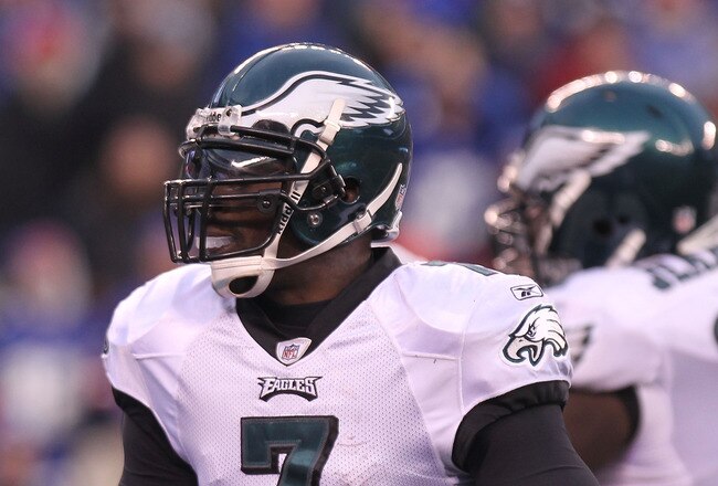 EAST RUTHERFORD, NJ - DECEMBER 19:  Michael Vick #7 of the Philadelphia Eagles rushes for a touchdown against the New York Giants at New Meadowlands Stadium on December 19, 2010 in East Rutherford, New Jersey.  (Photo by Nick Laham/Getty Images)