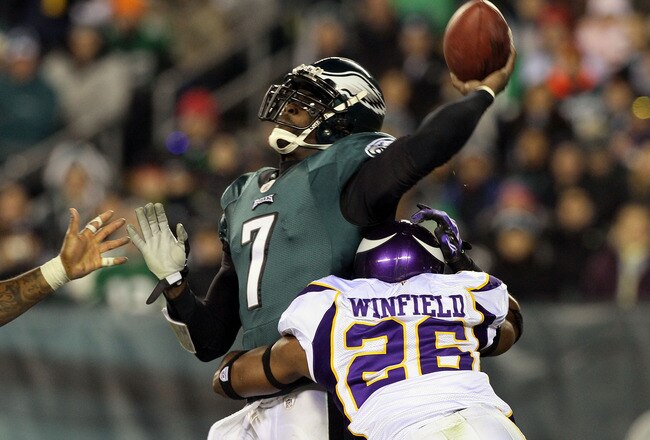 PHILADELPHIA, PA - DECEMBER 26:  Antoine Winfield #26 tackles Michael Vick #7 of the Philadelphia Eagles late in the first half of the game at Lincoln Financial Field on December 26, 2010 in Philadelphia, Pennsylvania.  (Photo by Jim McIsaac/Getty Images)