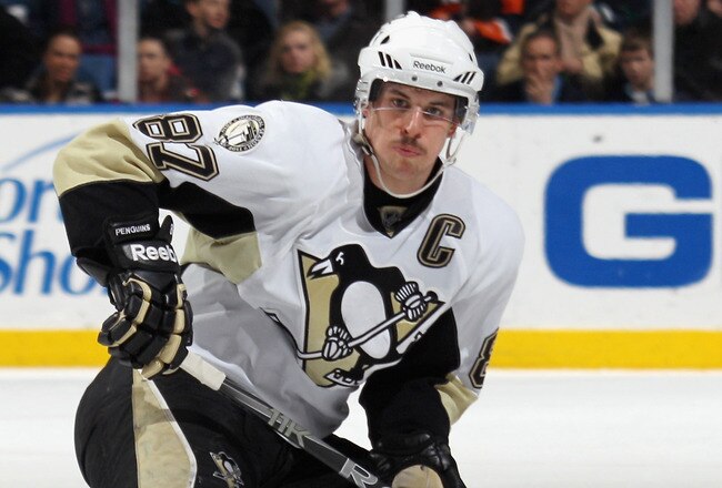 UNIONDALE, NY - DECEMBER 29:  Sidney Crosby #87 of the Pittsburgh Penguins skates against the New York Islanders at the Nassau Coliseum on December 29, 2010 in Uniondale, New York.  (Photo by Bruce Bennett/Getty Images)