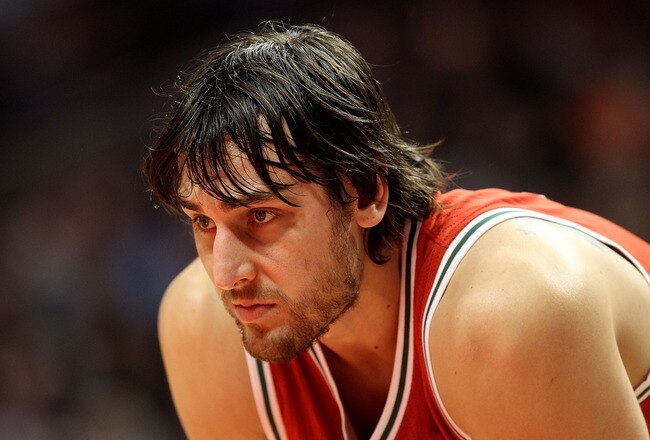 CHICAGO, IL - DECEMBER 28: Andrew Bogut #6 of the Milwaukee Bucks waits for a member of the Chicago Bulls to shoot a free-throw at the United Center on December 28, 2010 in Chicago, Illinois. The Bulls defeated the Bucks 90-77. NOTE TO USER: User expressly acknowledges and agrees that, by downloading and/or using this Photograph, User is consenting to the terms and conditions of the Getty Images License Agreement. (Photo by Jonathan Daniel/Getty Images)