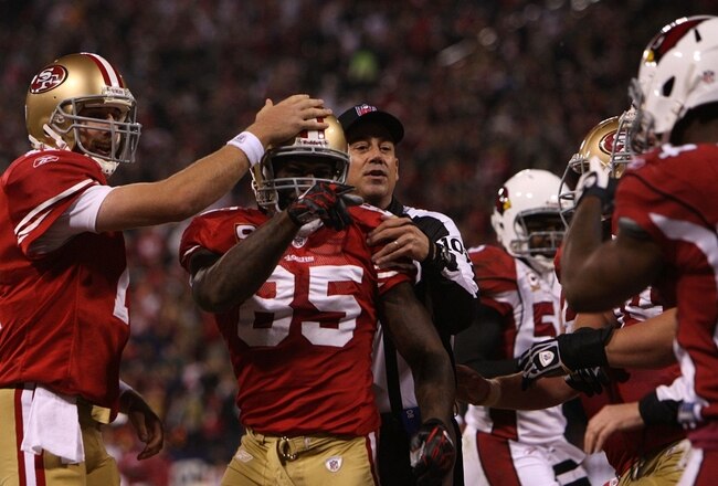 SAN FRANCISCO - DECEMBER 14:  Vernon Davis #85 of the San Francisco 49ers points over at Adrian Wilson #24 of the Arizona Cardinals after Davis scored on a five-yard touchdown pass from quarterback (L) Alex Smith #11 in the first quarter at Candlestick Park on December 14, 2009 in San Francisco, California. (Photo by Jed Jacobsohn/Getty Images)