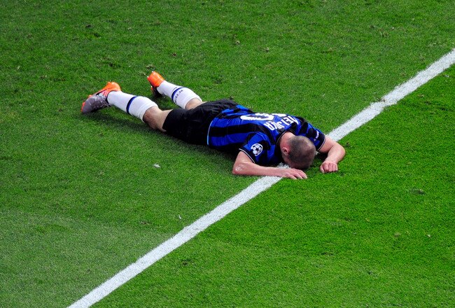 MADRID, SPAIN - MAY 22: Wesley Sneijder of Inter Milan lies on the ground during the UEFA Champions League Final match between FC Bayern Muenchen and Inter Milan at the Estadio Santiago Bernabeu on May 22, 2010 in Madrid, Spain.  (Photo by Jamie McDonald/Getty Images)