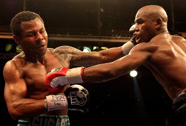 LAS VEGAS - MAY 01:  (R-L) Floyd Mayweather Jr. in action against Shane Mosley during their welterweight fight at the MGM Grand Garden Arena on May 1, 2010 in Las Vegas, Nevada. Mayweather Jr. defeated Mosley by unanimous decison.  (Photo by Jed Jacobsohn/Getty Images)