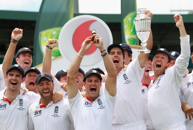 SYDNEY, AUSTRALIA - JANUARY 07:  Andrew Strauss of England and the rest of the England team pose with the Ashes urn afetr winning the test and the series during day fiveof the Fifth Ashes Test match between Australia and England at Sydney Cricket Ground on January 7, 2011 in Sydney, Australia.  (Photo by Tom Shaw/Getty Images)