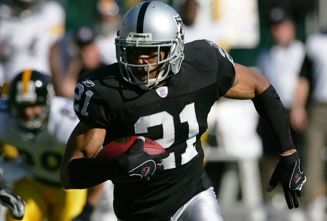 OAKLAND, CA - OCTOBER 29:  Nnamdi Asomugha #21 of the Oakland Raiders runs with the ball on an interception for a touchdown against the Pittsburgh Steelers on October 29, 2006 at McAfee Coliseum in Oakland, California.  (Photo by Robert Laberge/Getty Images)