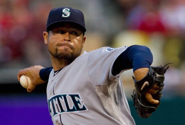 ST. LOUIS - JUNE 14: Relief pitcher Ian Snell #35 of the Seattle Mariners throws against the St. Louis Cardinals at Busch Stadium on June 14, 2010 in St. Louis, Missouri.  The Cardinals beat the Mariners 9-3.  (Photo by Dilip Vishwanat/Getty Images)