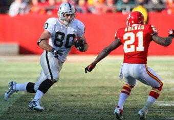 KANSAS CITY, MO - JANUARY 02: Tight end Zach Miller #80 of the Oakland Raiders runs down field while defended by cornerback Javier Arenas #21 of the Kansas City Chiefs in a game at Arrowhead Stadium on January 2, 2011 in Kansas City, Missouri. (Photo by Tim Umphrey/Getty Images)