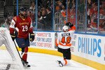 ATLANTA, GA - JANUARY 14:  Johnny Oduya #29 of the Atlanta Thrashers reacts as Danny Briere #48 of the Philadelphia Flyers celebrates scoring a goal at Philips Arena on January 14, 2011 in Atlanta, Georgia.  (Photo by Kevin C. Cox/Getty Images)