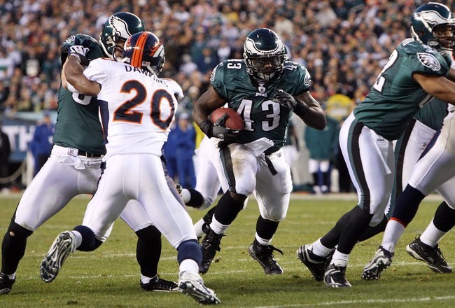 PHILADELPHIA - DECEMBER 27:  Leonard Weaver #43 of the Philadelphia Eagles runs the ball against the Denver Broncos on December 27, 2009 at Lincoln Financial Field in Philadelphia, Pennsylvania. The Eagles defeated the Broncos 30-27.  (Photo by Jim McIsaac/Getty Images)