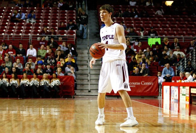 PHILADELPHIA, PA - DECEMBER 18:  Juan Fernandez #4 of the Temple Owls runs the offense against the Northern Illinois Huskies at the Liacouras Center on December 18, 2010 in Philadelphia, Pennsylvania.  (Photo by Chris Chambers/Getty Images)